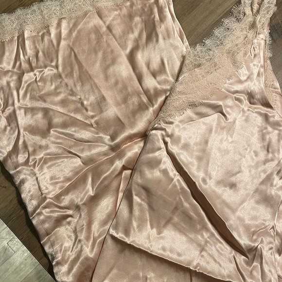 Beautiful 2 for 1 satin laced night gown robe( one black and the other one nude) - Picture 2 of 11